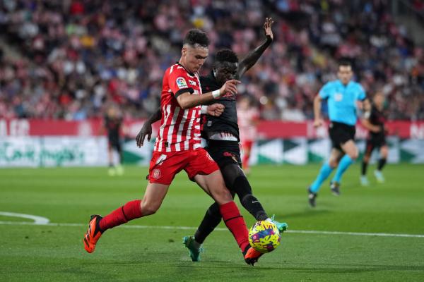 Image บาร์เซโลน่าสนใจอาร์เนา มาร์ติเนซ แบ็คขวาของคิโรน่า